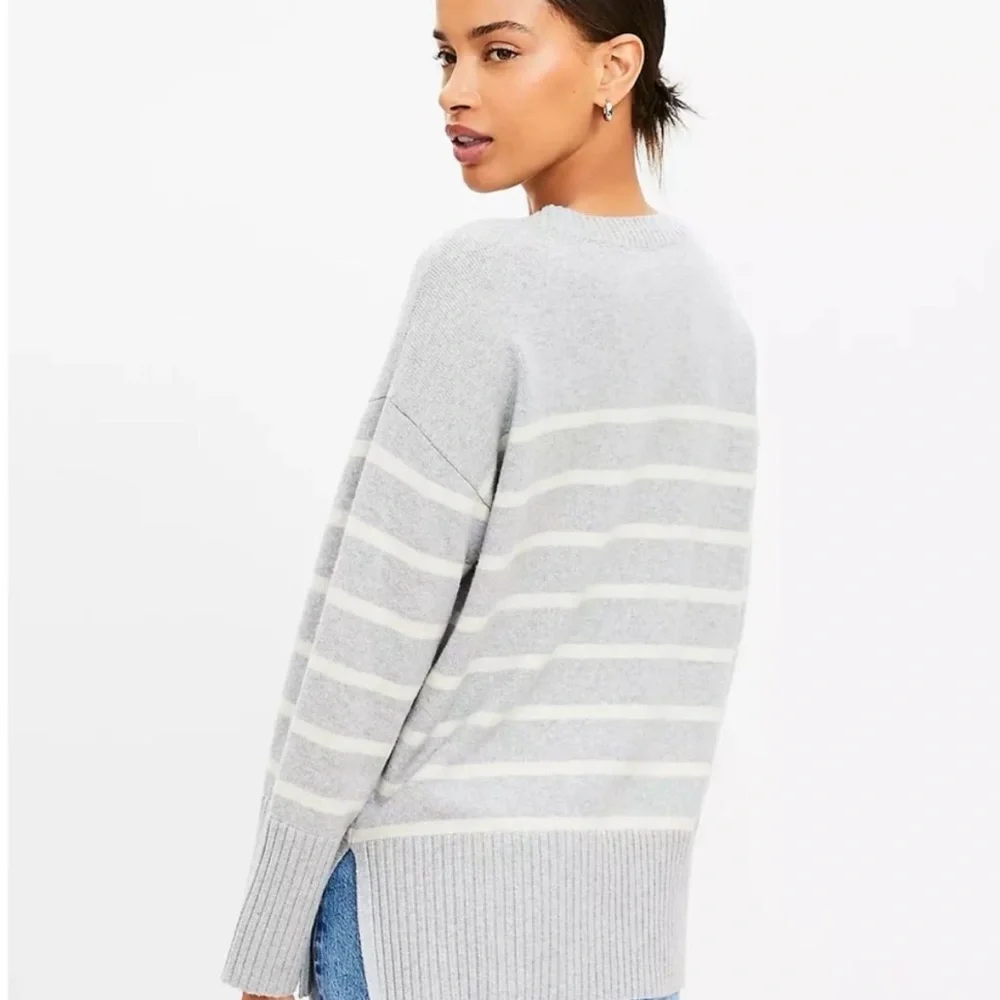 🦋 $5 LOFT Striped Crewneck Sweater in Light Gray and Cream